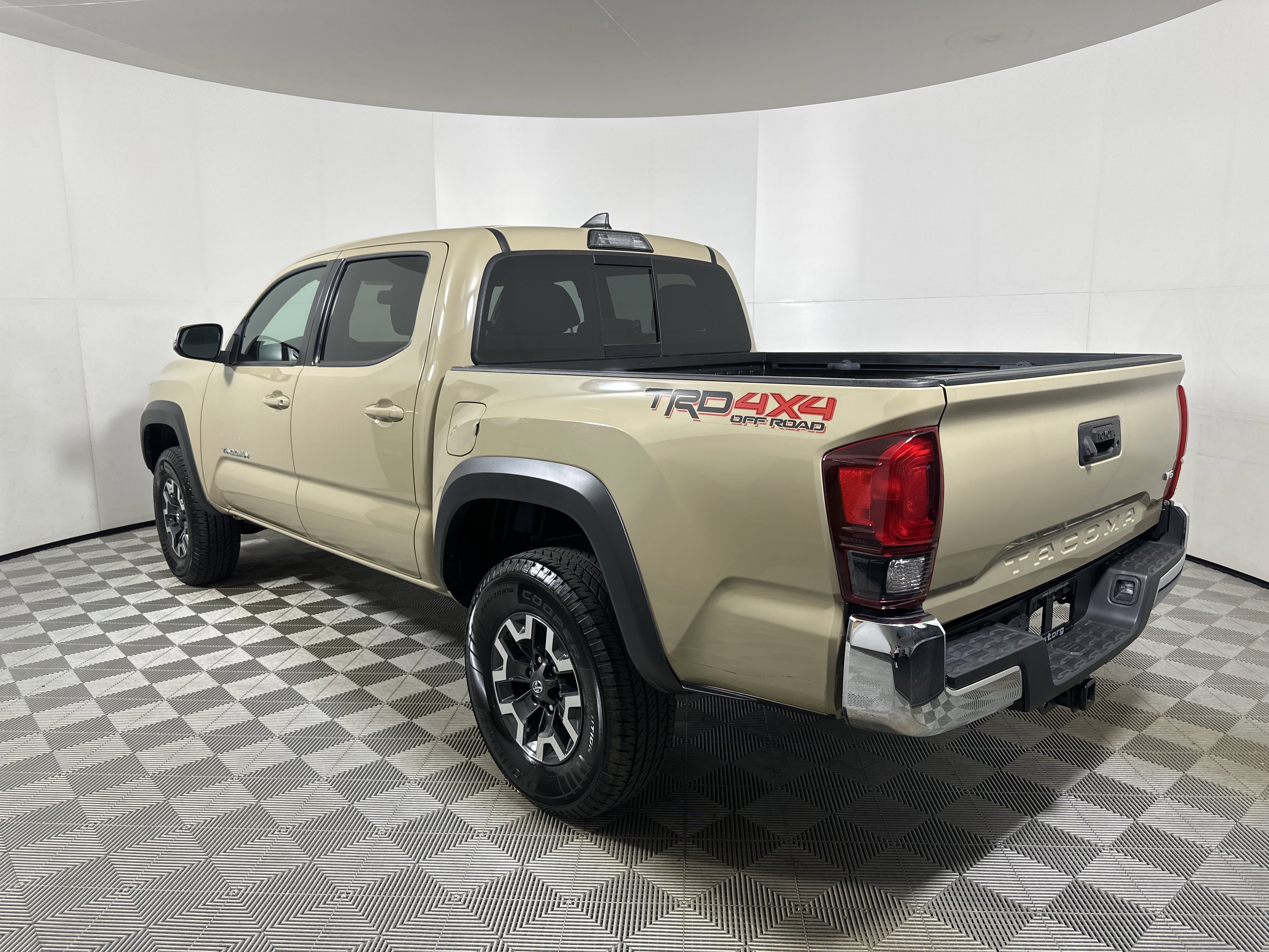 Used 2018  Toyota  image 5
