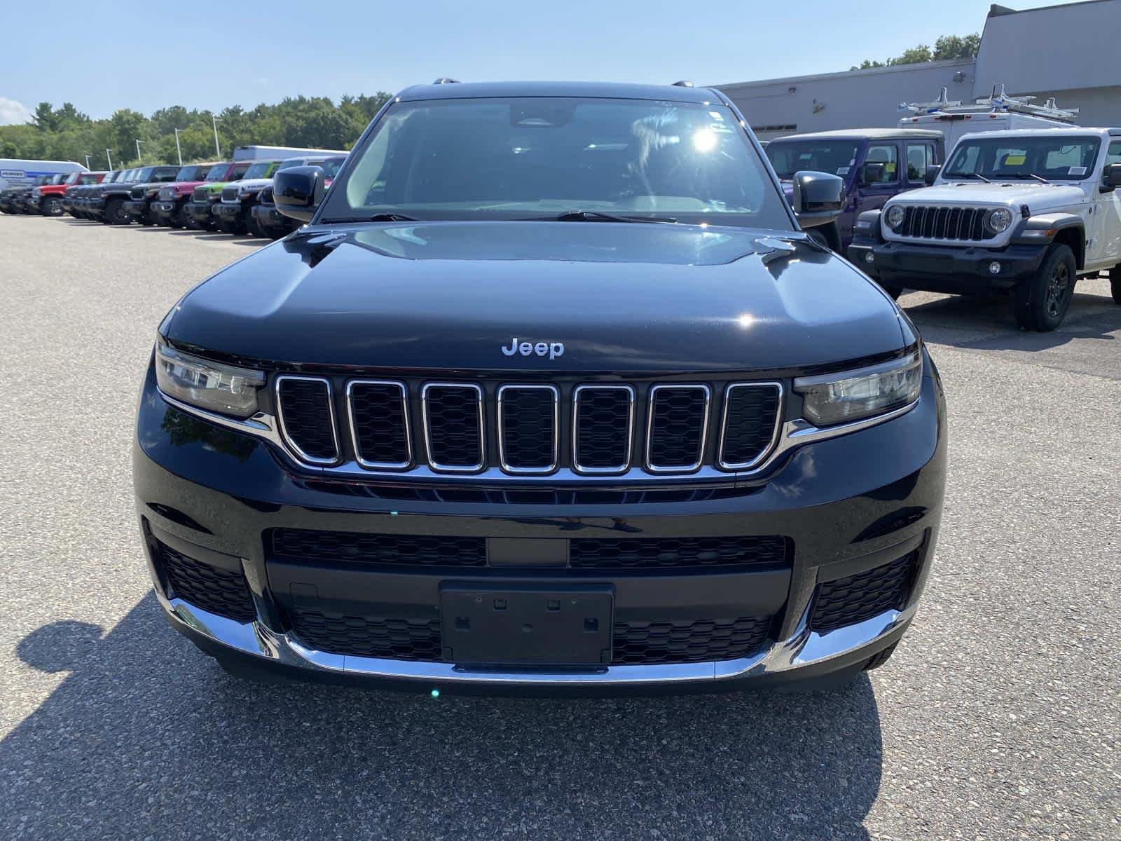 Certified Used 2023 Diamond Black Crystal Pearlcoat Jeep Laredo image 10