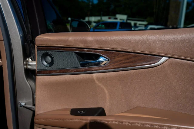 Used 2016 Luxe Metallic Lincoln Reserve image 24