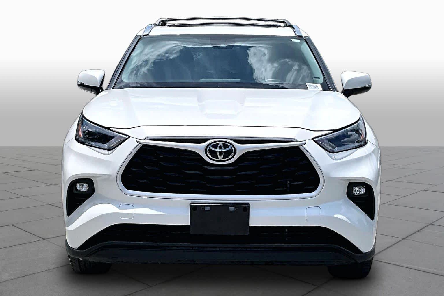 Used 2021 Blizzard Pearl Toyota XLE image 4