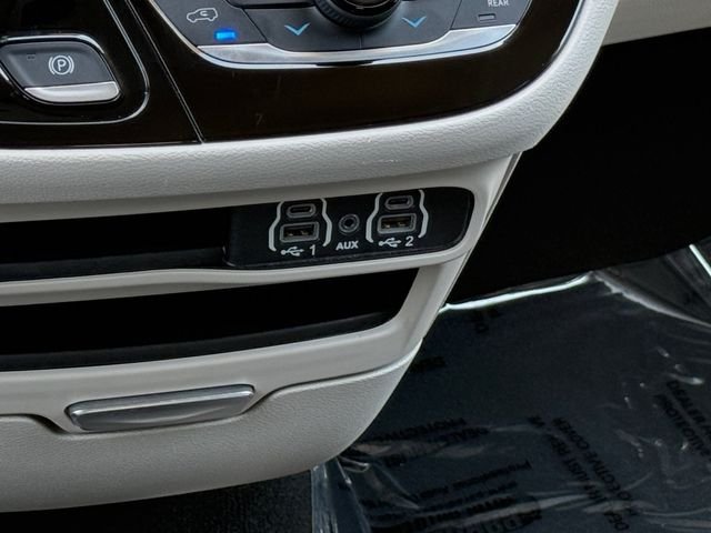 Certified Used 2023 Brilliant Black Crystal Pearlcoat Chrysler Touring L image 7