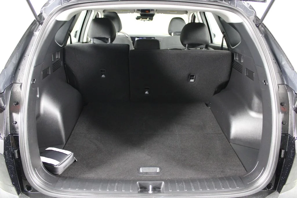 Used 2025 Black Hyundai SE image 17