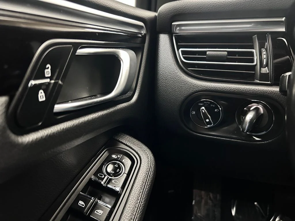 Used 2020 Black Porsche Base image 19