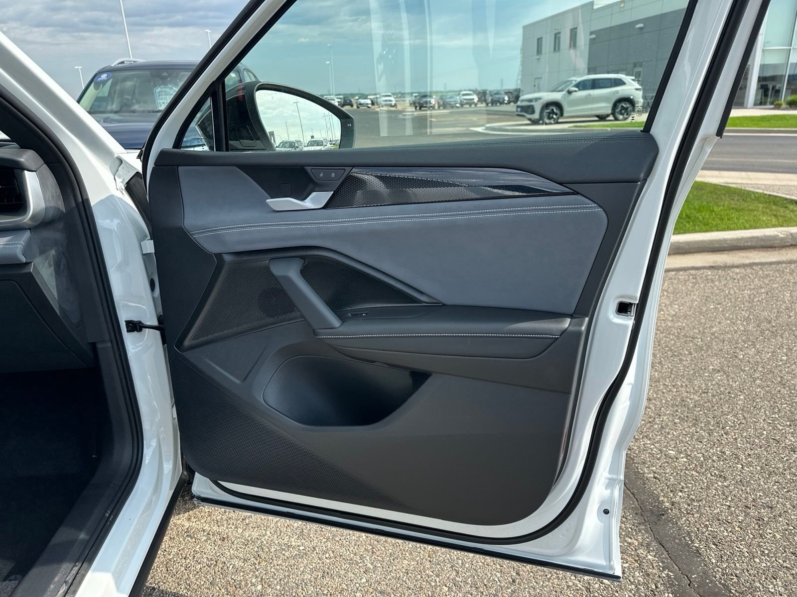 New 2026 White/off-white Volkswagen 2.0T SE R-Line Black image 41