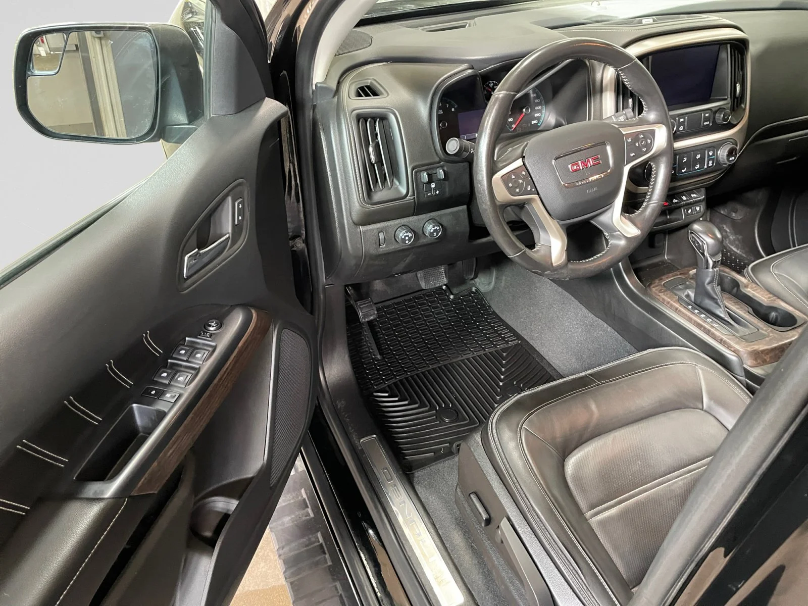 Used 2022 BLACK GMC Crew Cab 4WD DENALI image 11
