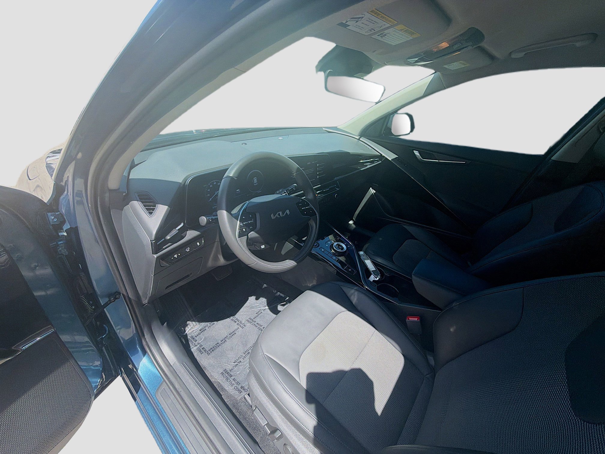 Used 2024 Mineral Blue Kia Wind image 7