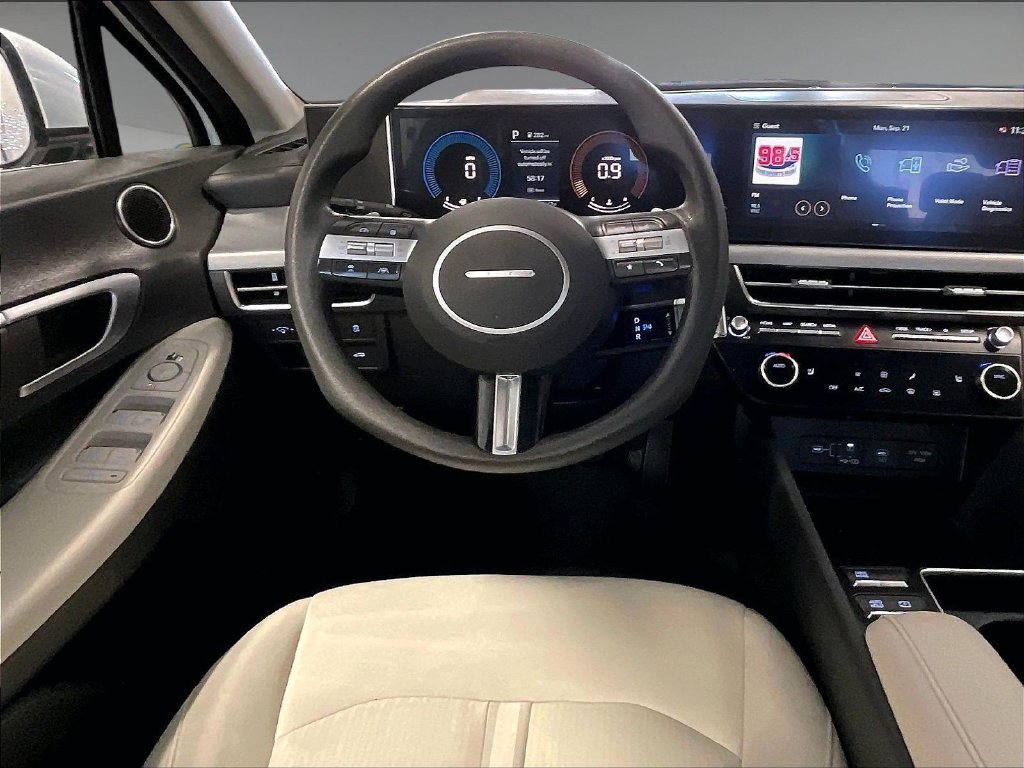 Used 2025 White Hyundai SEL image 17