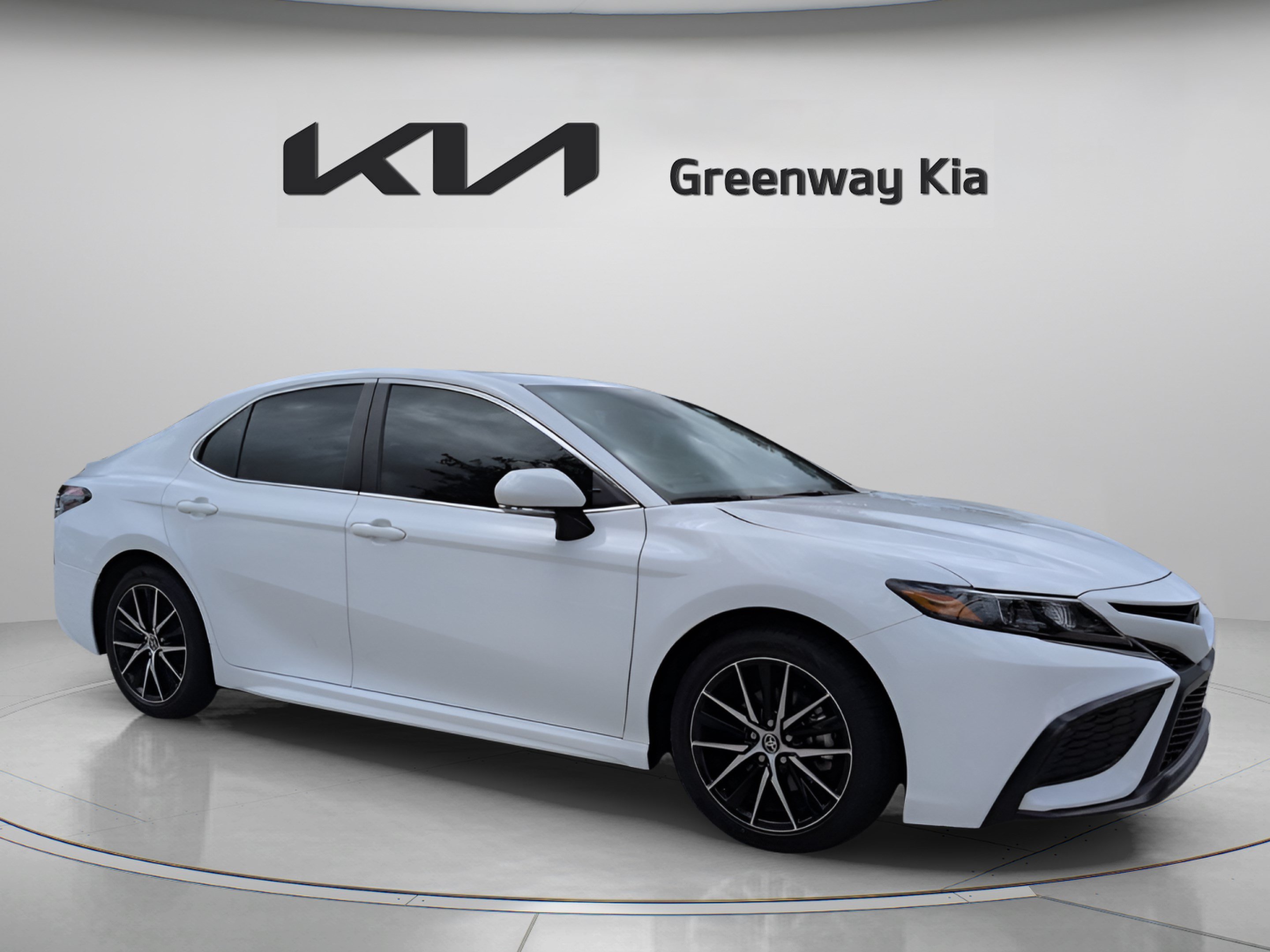 Used 2024 Ice Toyota SE image 3