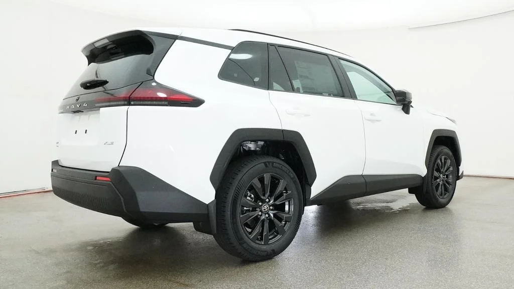 New 2026 Ice Cap Toyota XLE Premium image 17