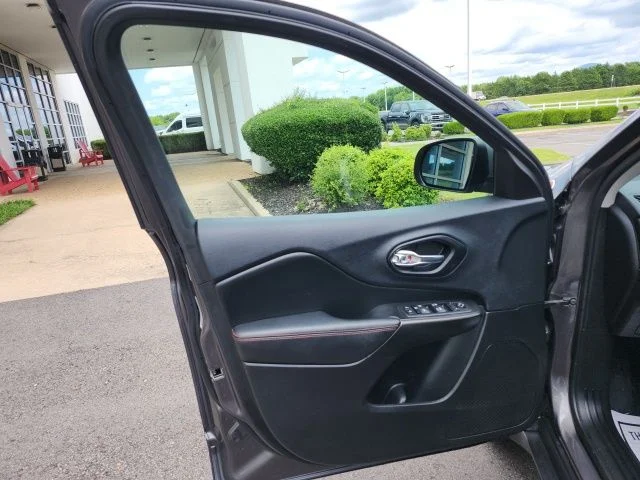 Used 2019 Crystal Metallic Jeep Trailhawk image 21