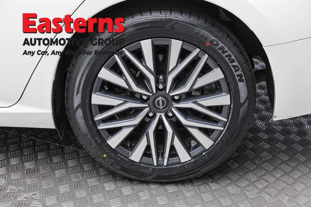 Used 2025 White Nissan 2.5 SV image 8