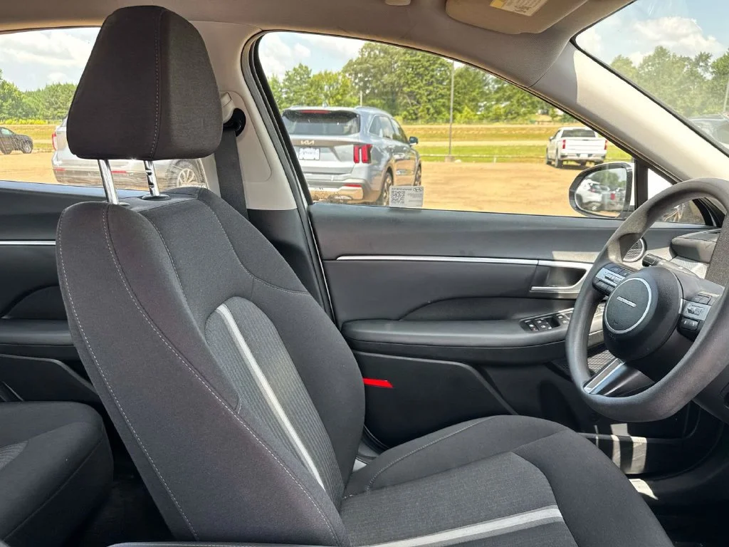 Used 2025 White Hyundai SEL image 16