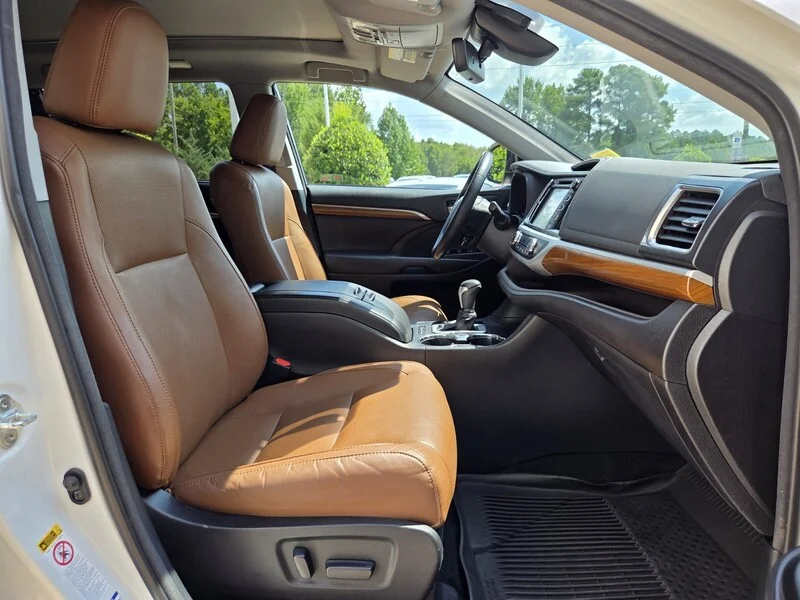 Used 2018 Blizzard Pearl TOYOTA LIMITED PLATINUM V6 AWD image 26