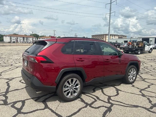 Used 2025 Pearl Toyota XLE Premium image 4