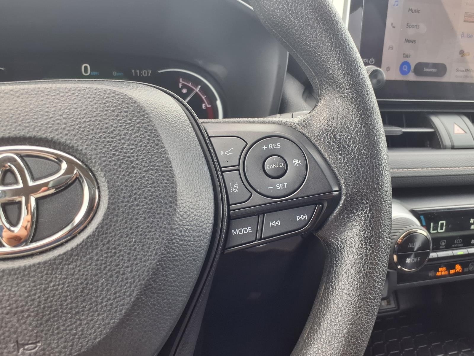 2025 Toyota RAV4 XLE - Photo 15