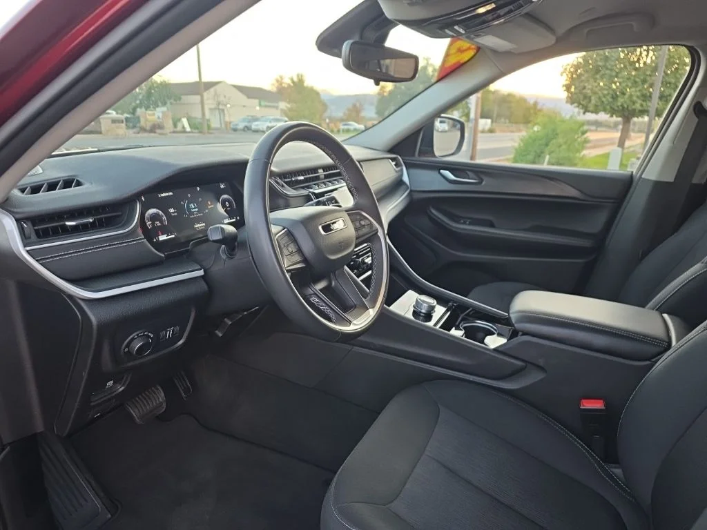 Used 2023 Red Jeep Laredo image 9