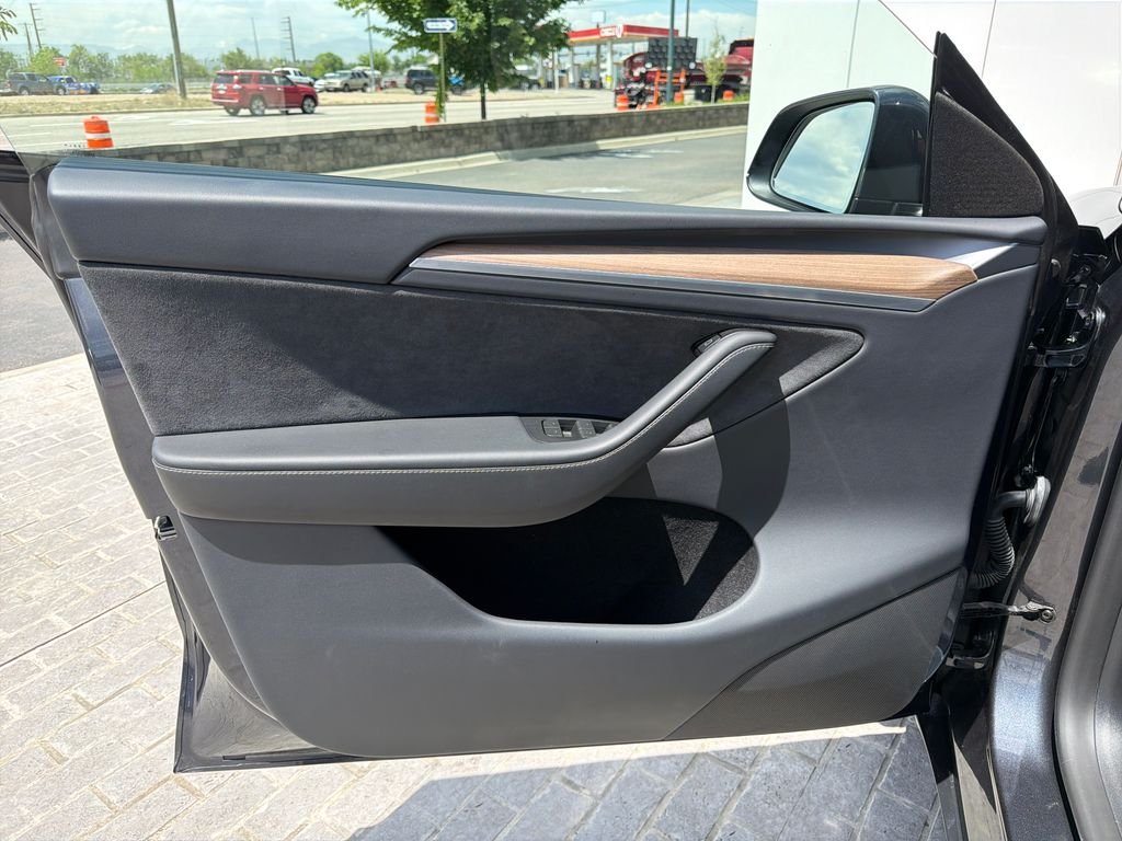 Used 2024 Stealth Gray Tesla Long Range image 9
