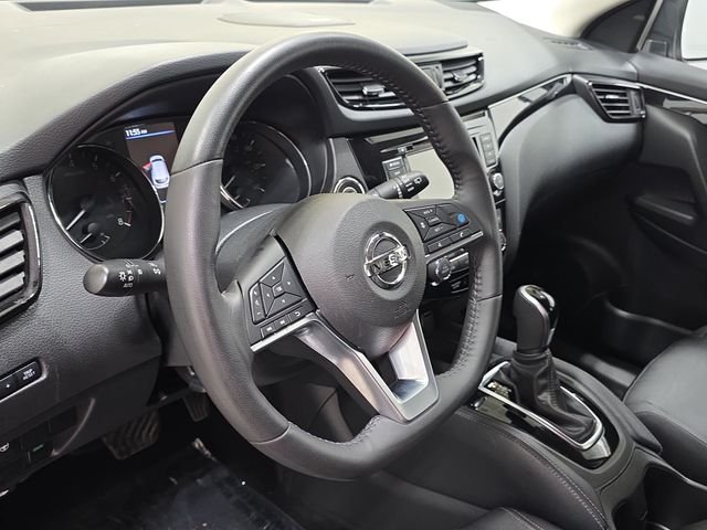 Used 2019 Red Nissan SL image 14