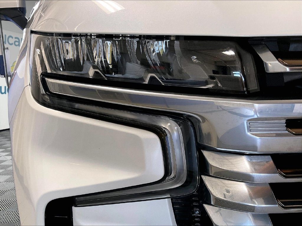 Used 2024 Beige Chevrolet High Country image 34