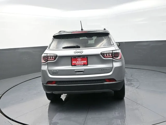 Used 2024  Jeep Limited image 7