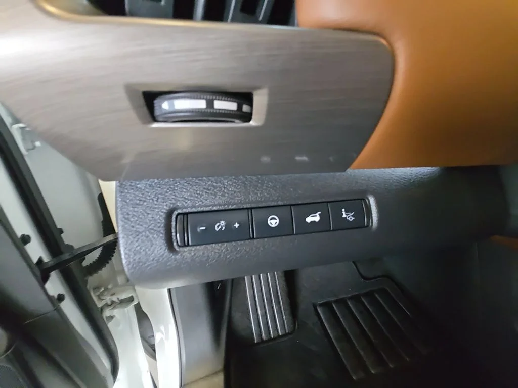 Used 2023 White Nissan Platinum image 26