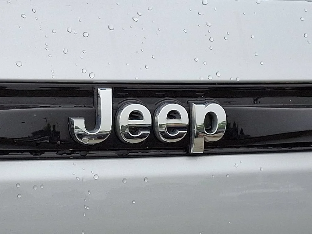 Used 2022 Silver Jeep Limited 4x4 image 32