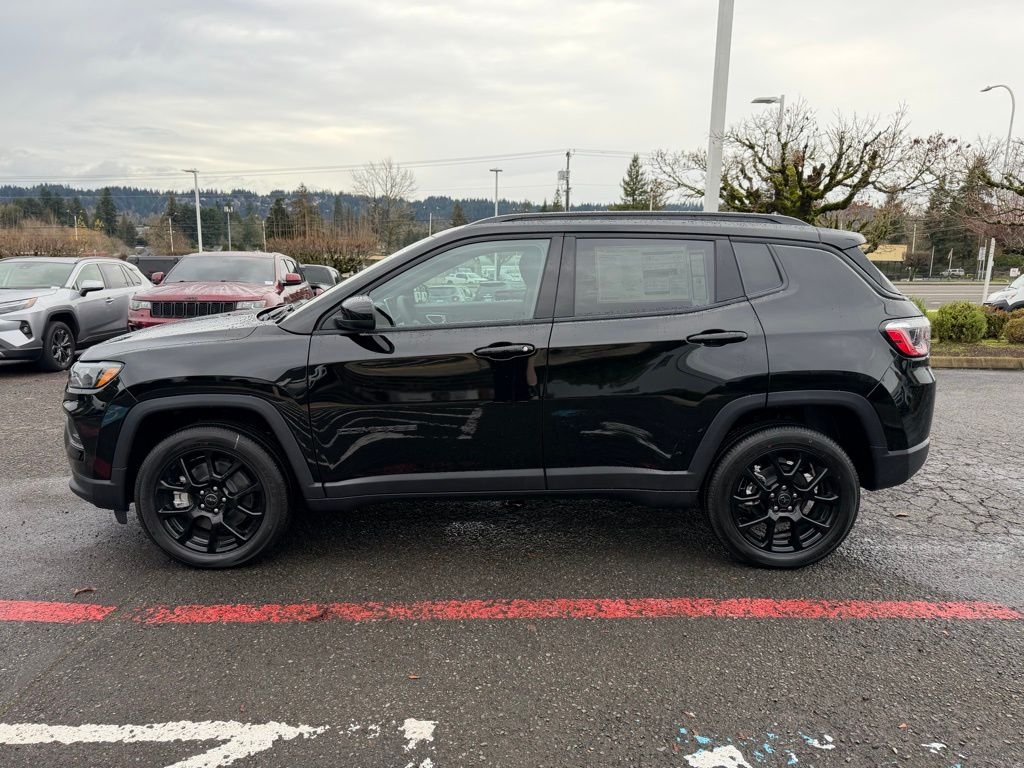 New 2026 Diamond Black Crystal Pearl-Coat Exterior Paint Jeep Latitude image 5