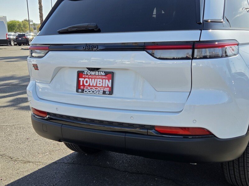 Used 2025 White/off-white Jeep  image 6