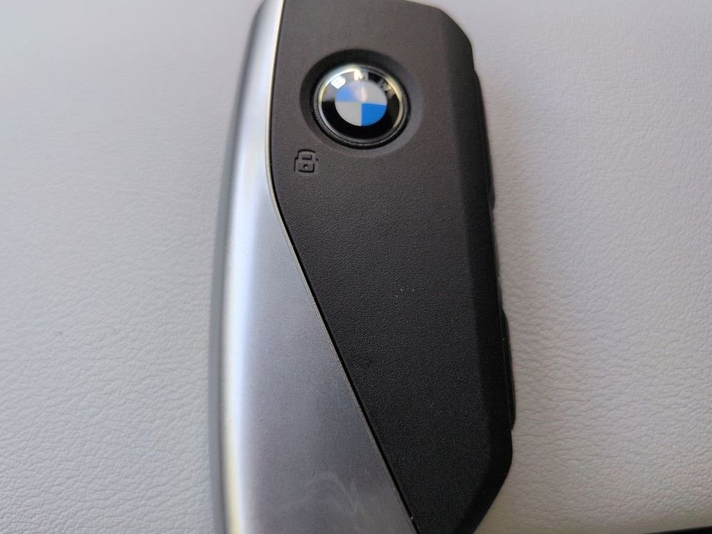 New 2026 Mineral White Metallic BMW xDrive40i image 30