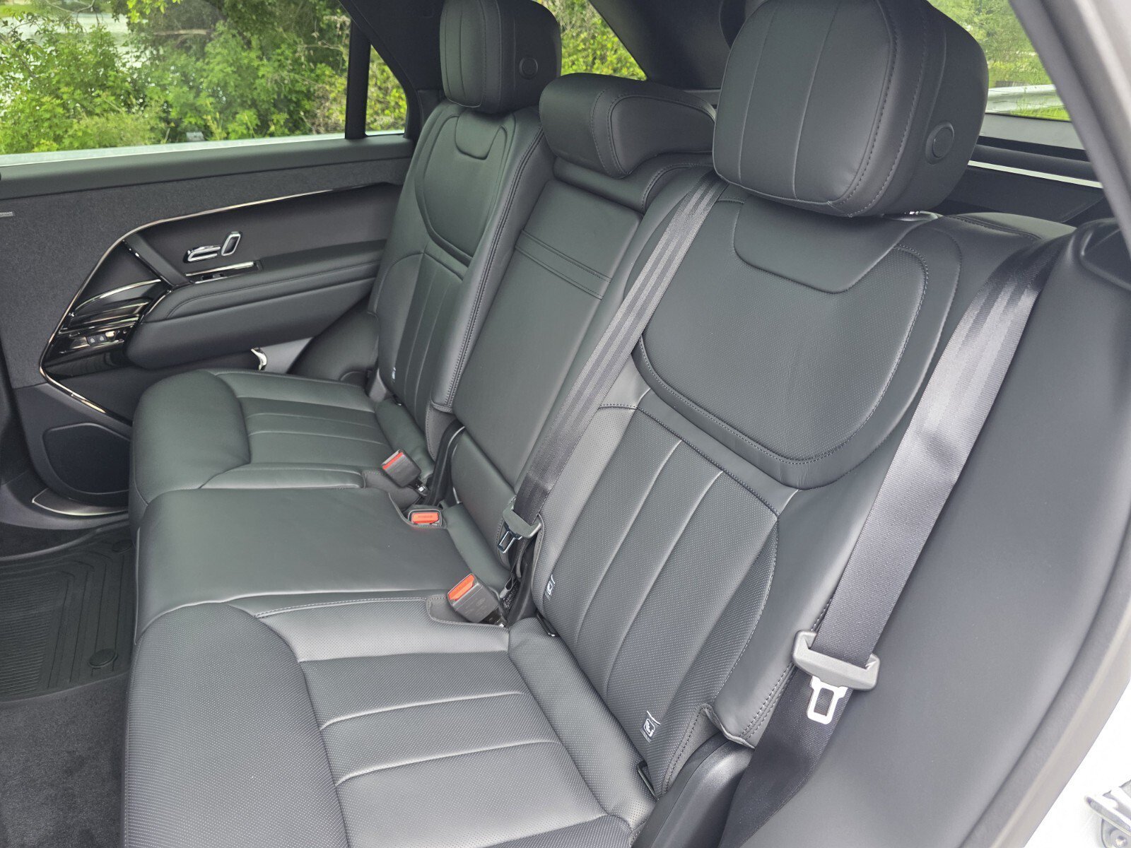 New 2026 Fuji White Land Rover P400 Dynamic SE image 14