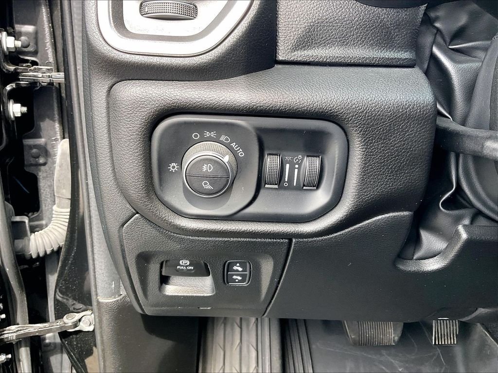 Used 2025 Diamond Black Crystal PC Ram Laramie image 25