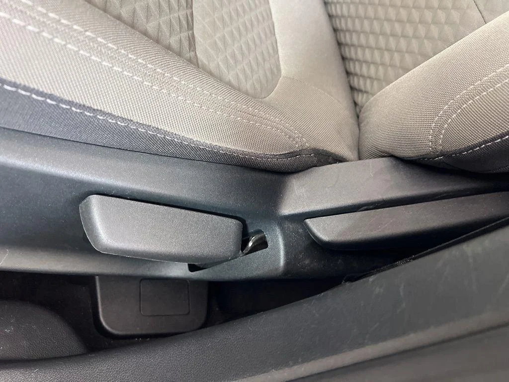 Used 2022 White Metallic Ford SE image 14