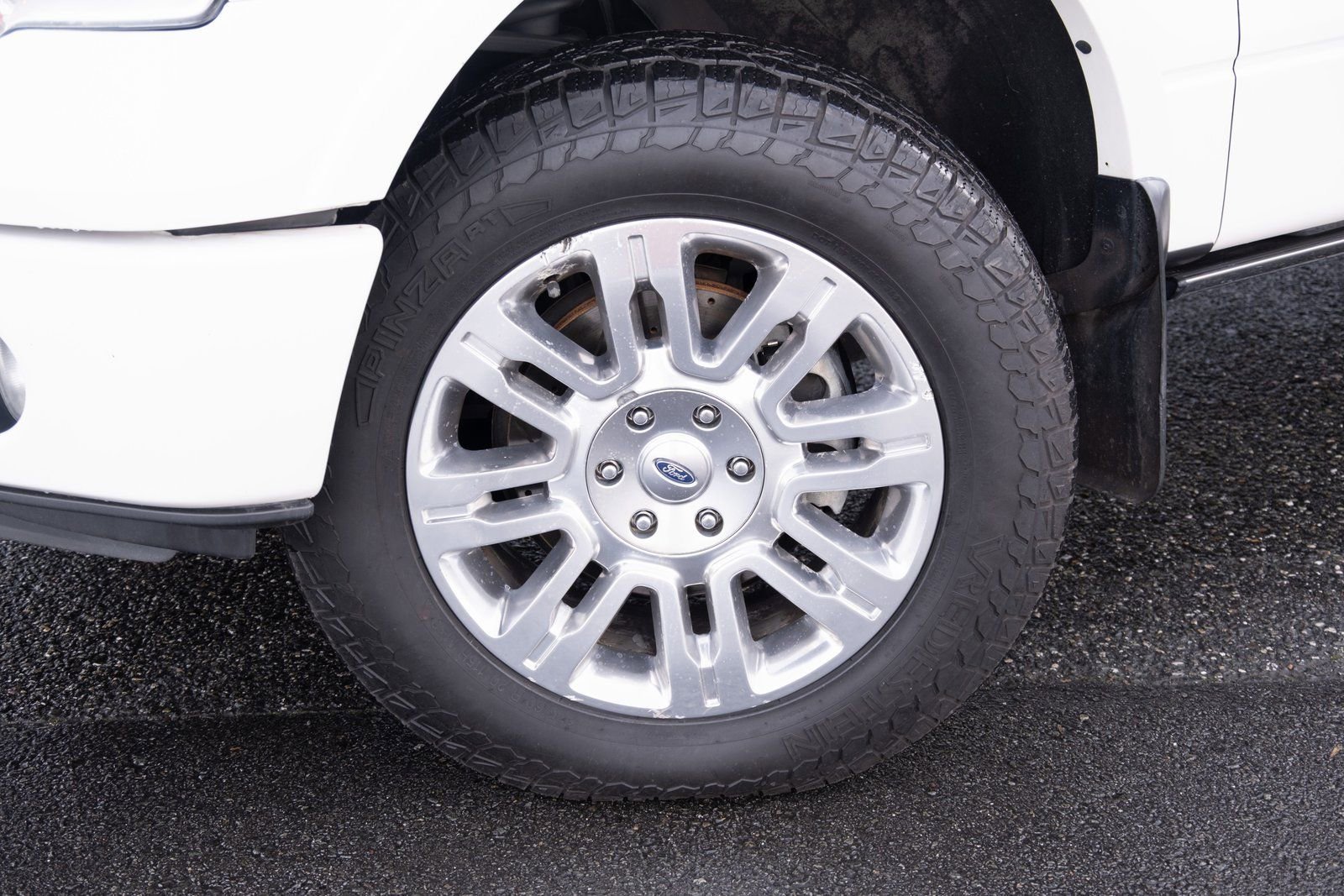 Used 2013  Ford Limited image 24