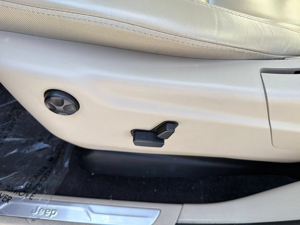 Used 2018 Diamond Black Jeep Limited image 10