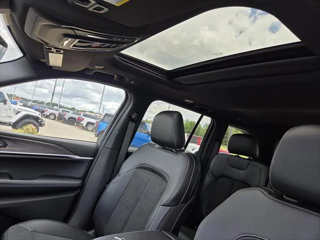 New 2026 Velvet Red Pearl-Coat Exterior Paint Jeep Altitude image 25