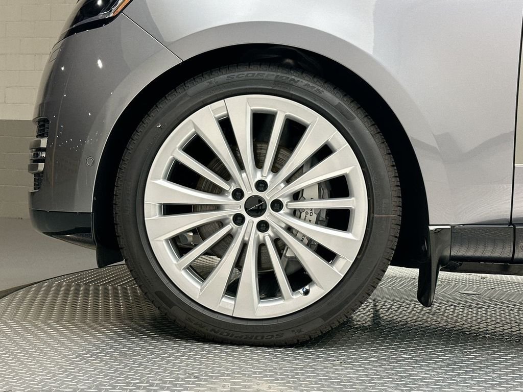 New 2026 Eiger Grey Metallic Land Rover SE image 5