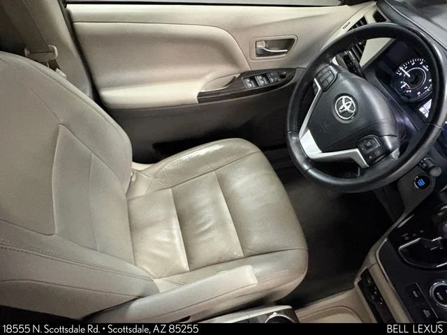 Used 2017  Toyota XLE image 32
