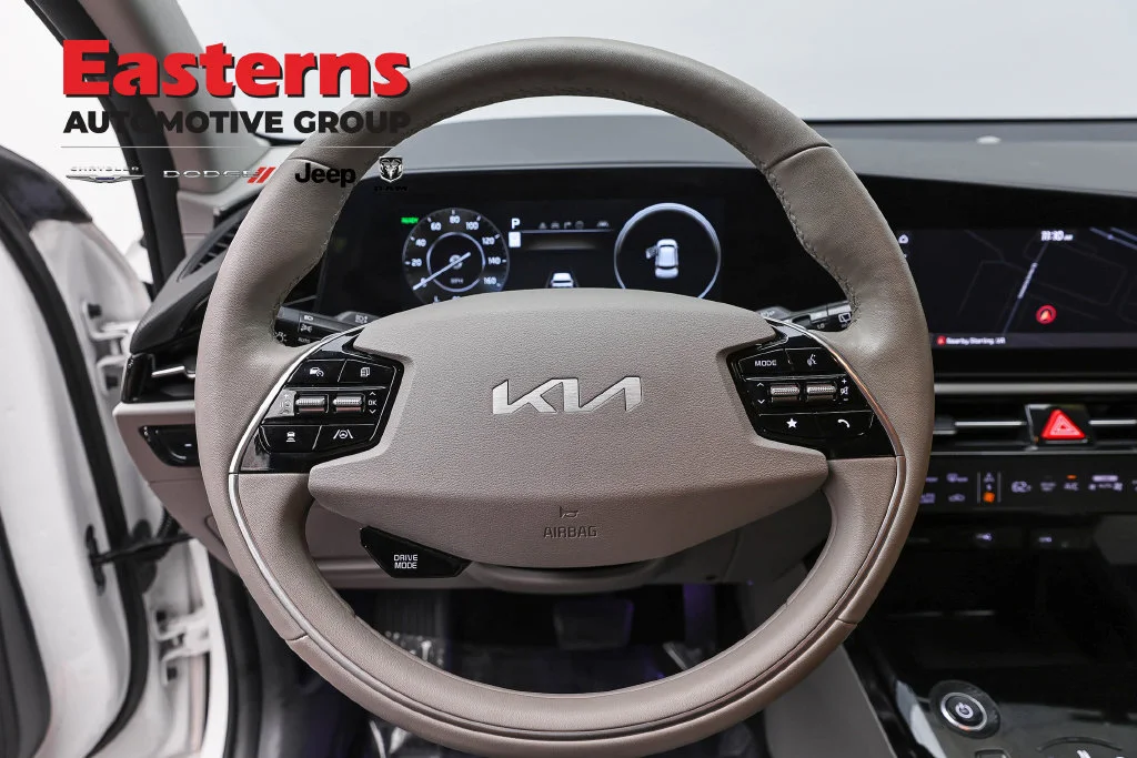Used 2023 White Kia Wind image 11