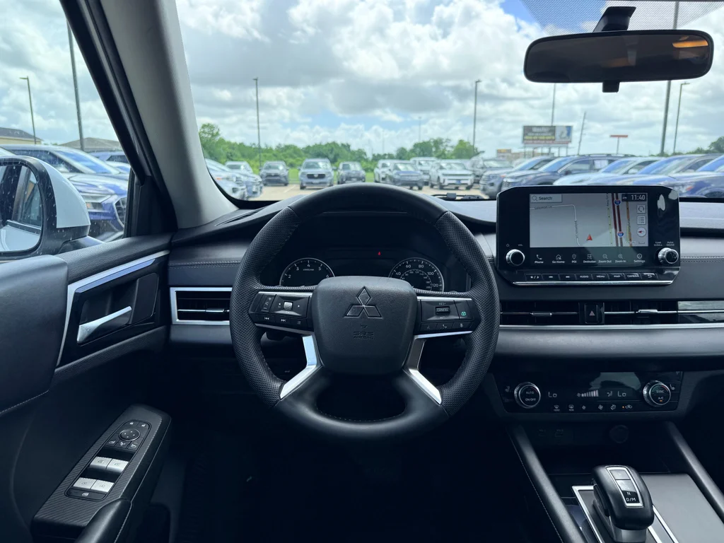 Used 2023  Mitsubishi SE Special Edition image 19