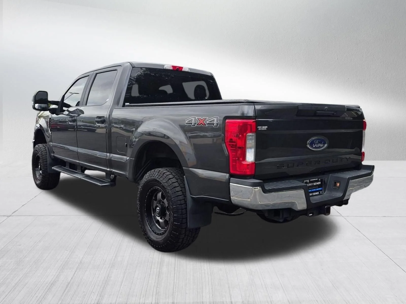 Used 2018 Magnetic Ford XL image 3