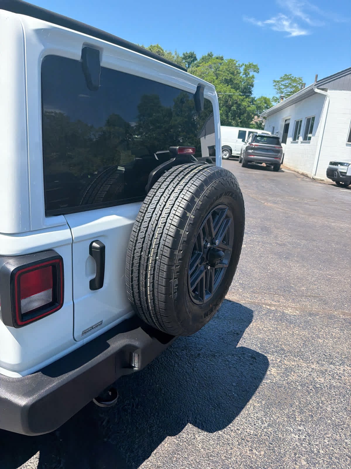New 2026 Bright White Clear-Coat Exterior Paint Jeep Sport S image 15