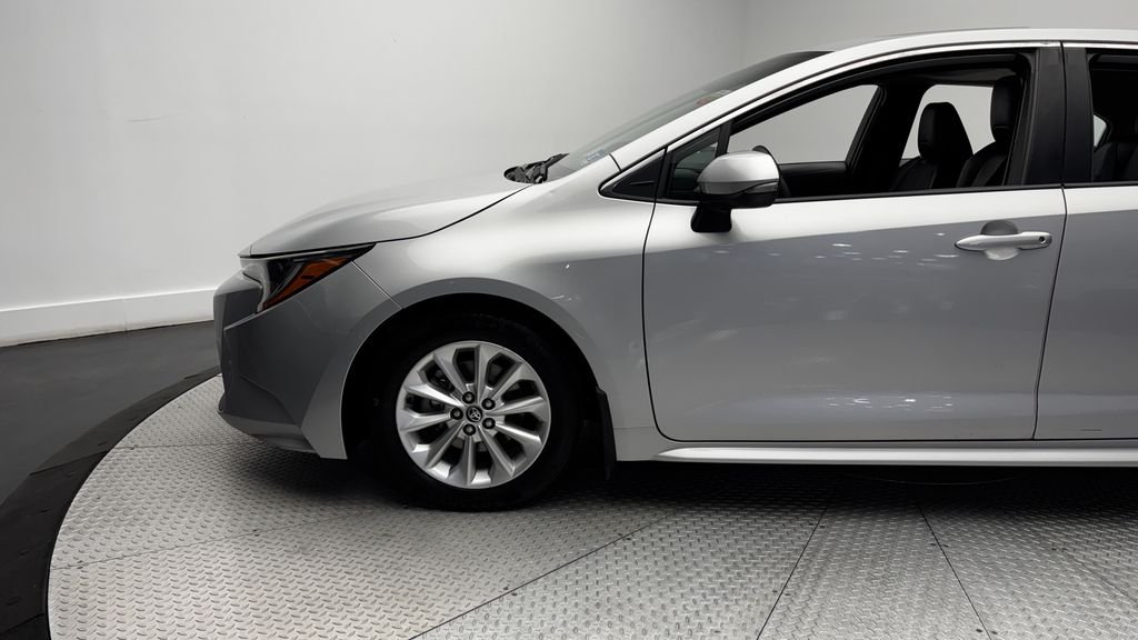 Used 2020 Silver Toyota XLE image 5