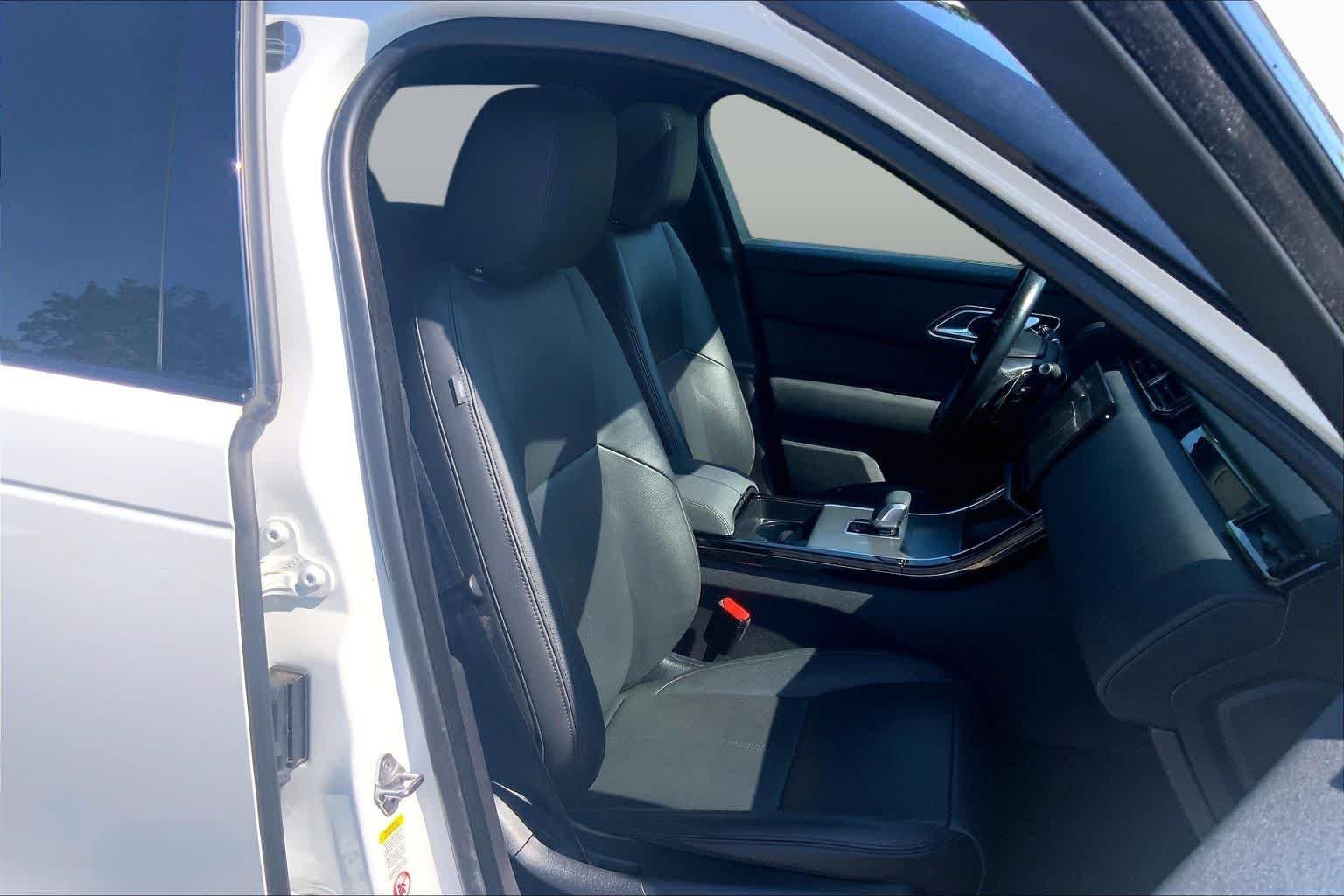 Used 2025 Ostuni Pearl White Land Rover Dynamic SE image 8