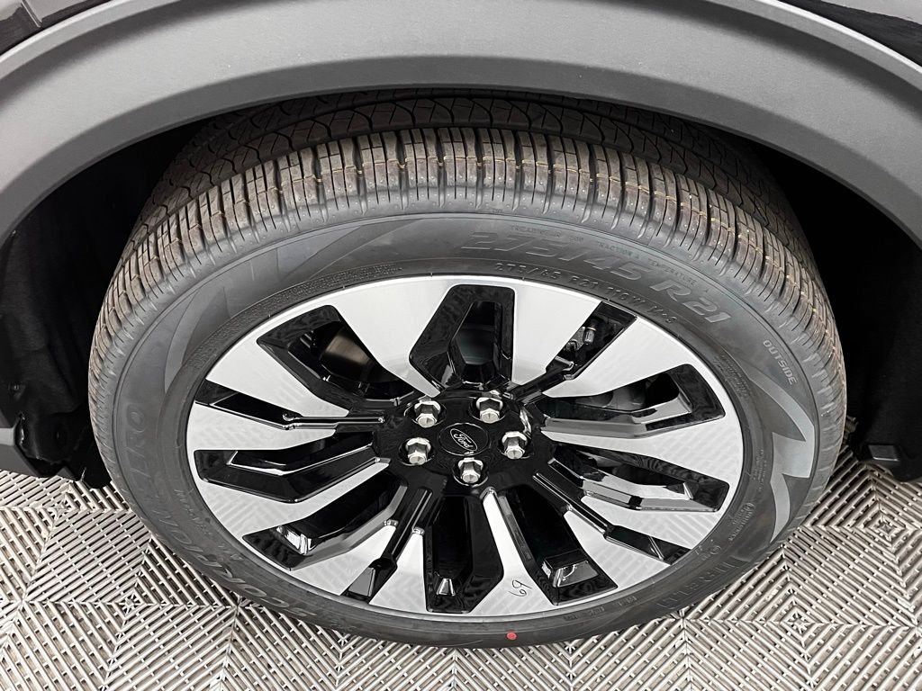 New 2026 Black Ford Platinum image 19