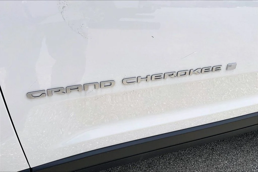 New 2026 Bright White Clear-Coat Exterior Paint Jeep Laredo X image 15