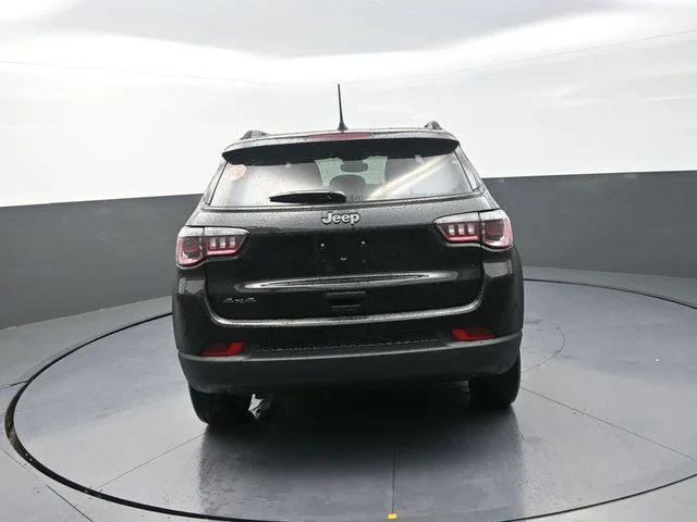 New 2026 Diamond Black Crystal Pearl-Coat Exterior Paint Jeep Latitude image 8
