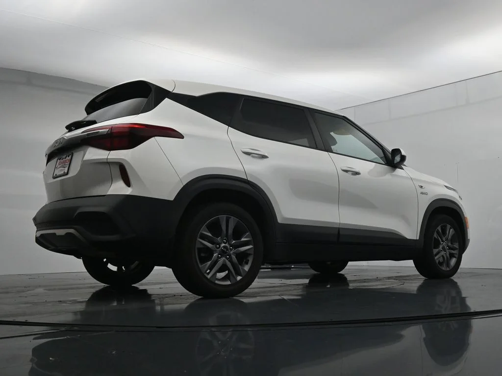 Used 2022 White Kia LX image 34