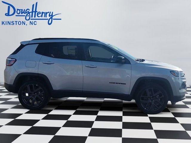 New 2026 Silver Zynith Metallic Clear-Coat Exterior Paint Jeep Latitude Altitude image 6