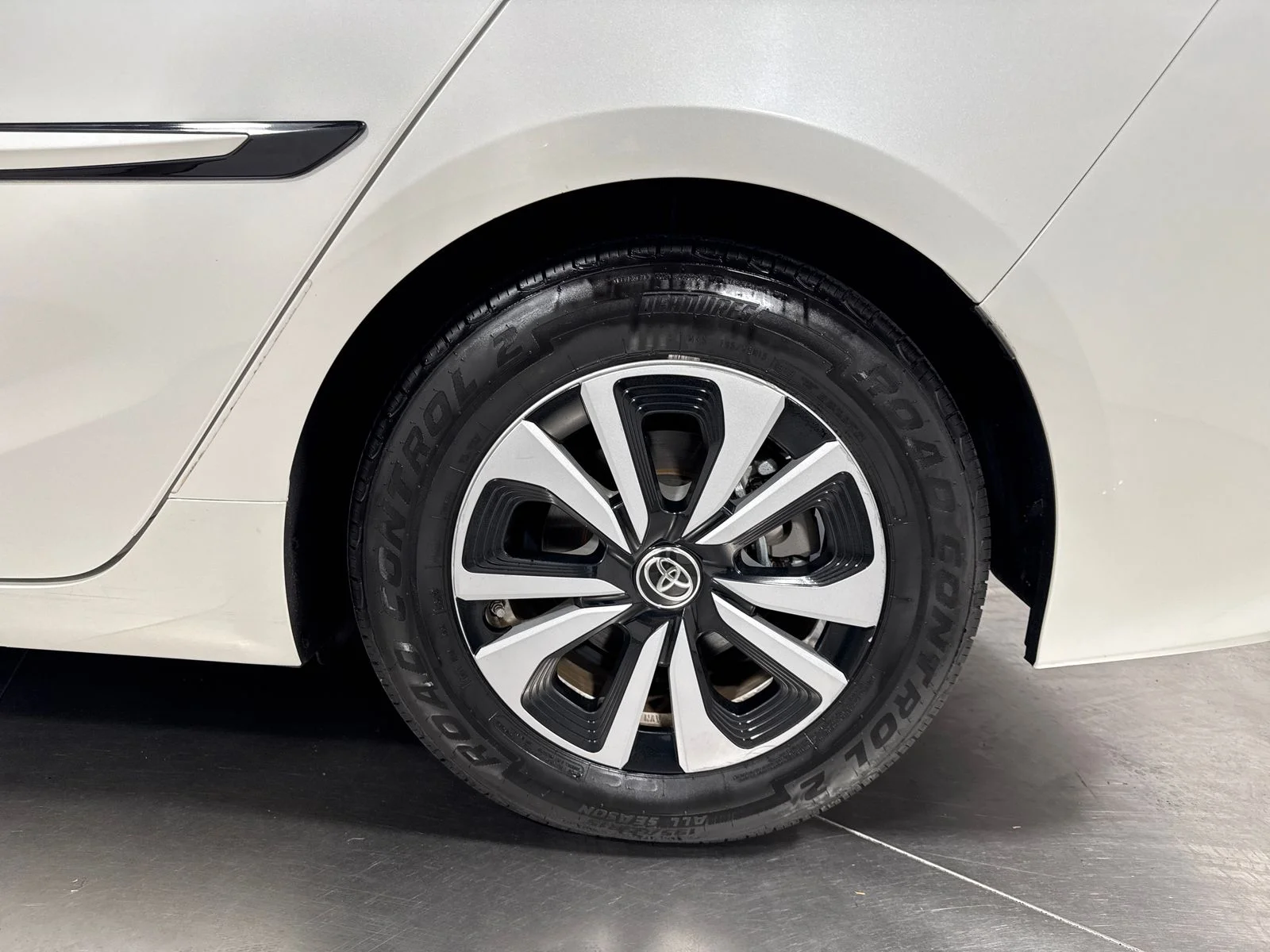 Used 2017 Blizzard Pearl Toyota Premium image 12