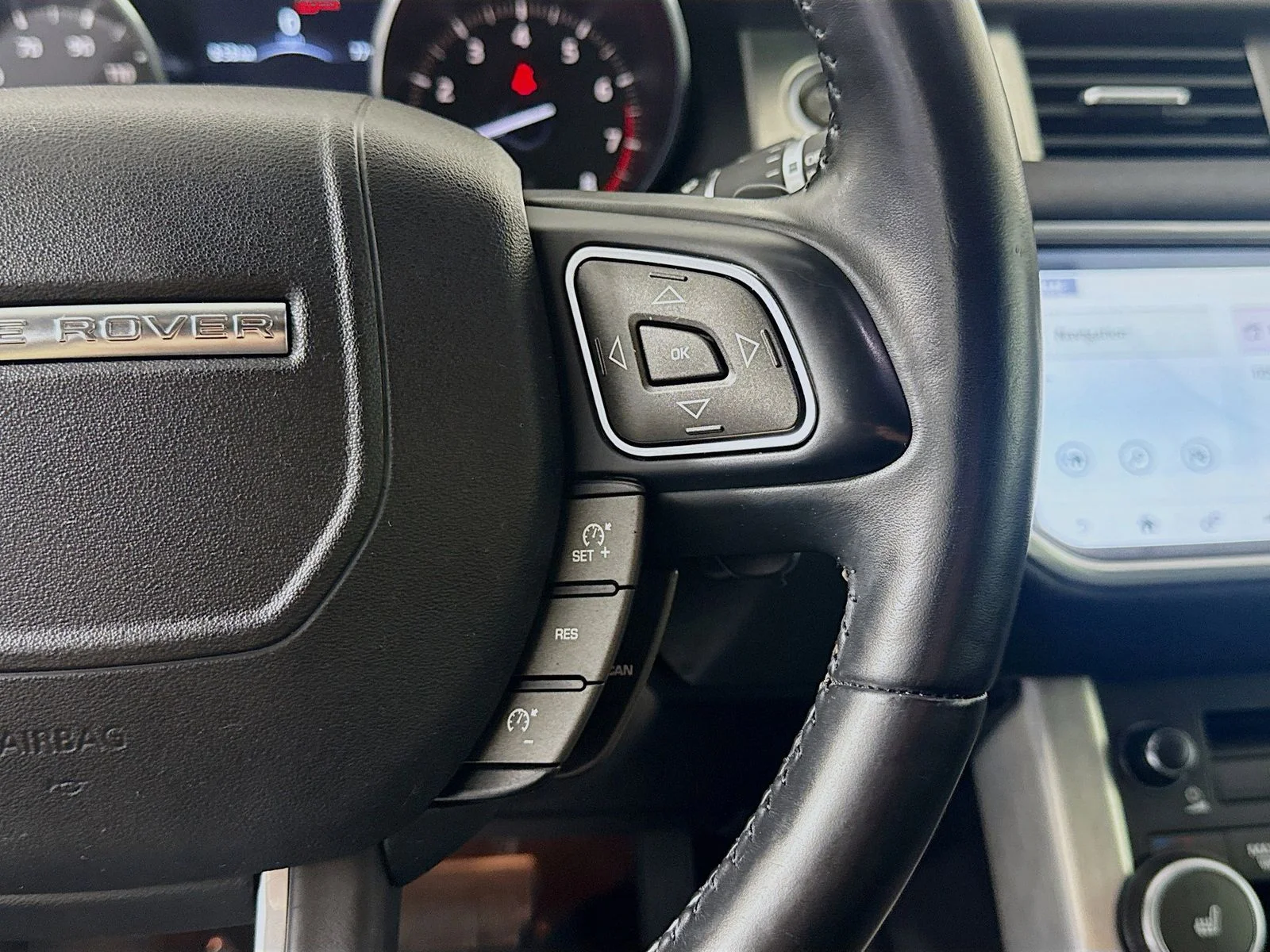 Used 2017  Land Rover SE image 11